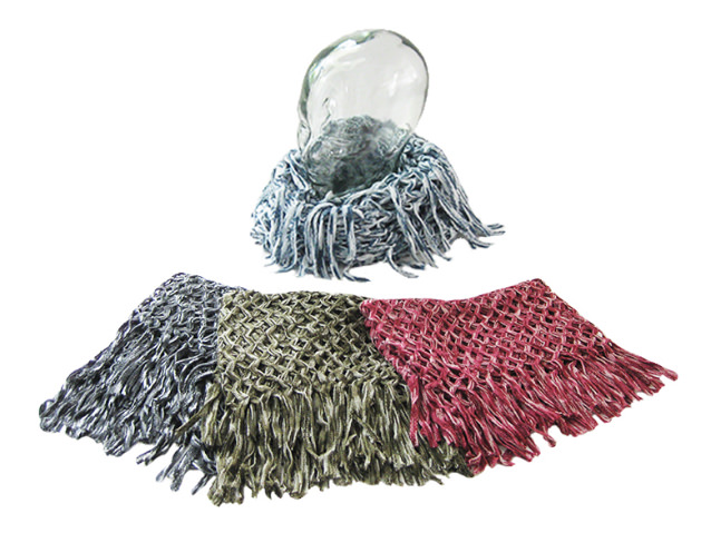 Loop scarf with fringes fishnet-like 3 coloured yarn