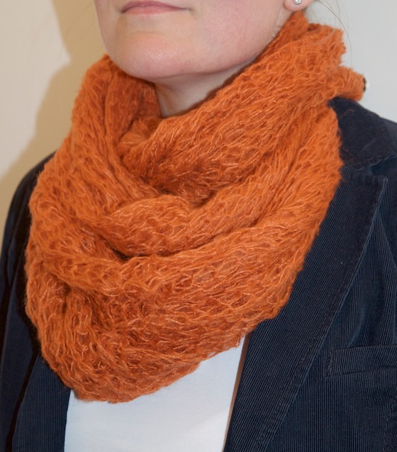 Round-scarf ; uni colours of the season; 3 loops around the neck