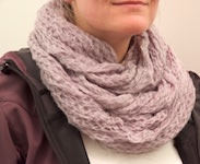 Round-scarf ; uni colours of the season; 3 loops around the nec